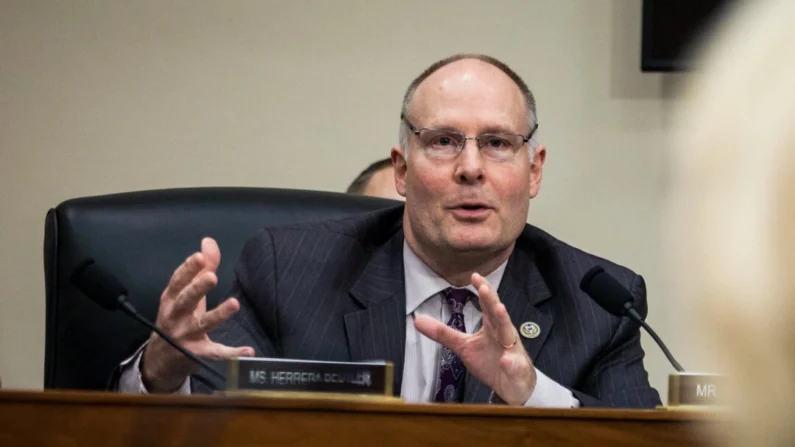 O deputado americano John Moolenaar (R-Mich.) fala durante as audiências sobre o primeiro orçamento do presidente Donald Trump no Capitólio, em Washington, em 28 de março de 2017. (Zach Gibson/Getty Images)
