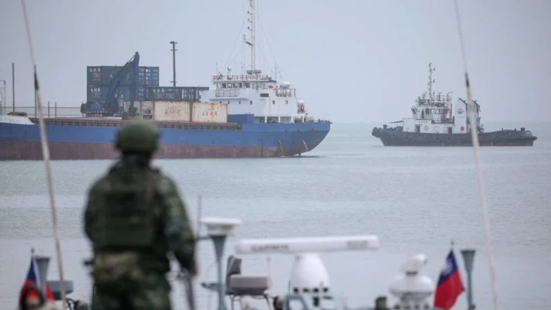 Membro das forças armadas de Taiwan (frente) participa de exercícios de rotina no porto de Liaoluo em Kinmen, Taiwan, em 24 de maio de 2024. (I-Hwa Cheng/AFP via Getty Images)
