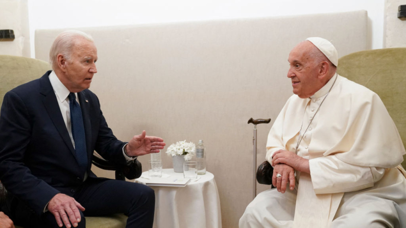 O presidente dos EUA, Joe Biden, se reúne com o Papa Francisco no segundo dia da cúpula do G7 no resort Borgo Egnazia, em Savelletri, Puglia, Itália, em 14 de junho de 2024 (Foto de KEVIN LAMARQUE/POOL/AFP via Getty Images)