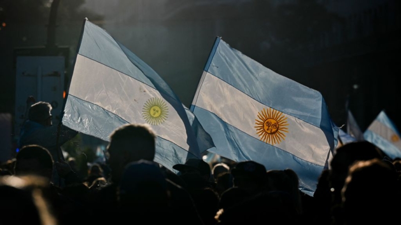 Opositores do governo do presidente argentino Alberto Fernandez realizam um protesto em frente ao palácio presidencial Casa Rosada, em Buenos Aires, em 9 de julho de 2022 (Foto: LUIS ROBAYO/AFP via Getty Images)