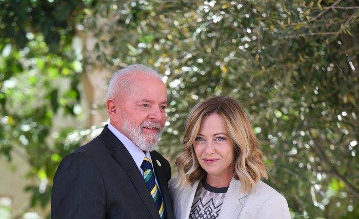 A primeira-ministra italiana Giorgia Meloni  dá as boas-vindas ao presidente brasileiro Luiz Inácio Lula da Silva no segundo dia da Cúpula do G7 em Borgo Egnazia, Itália, em 14 de junho de 2024 (Brasil, Itália) EFE/EPA/ETTORE FERRARI