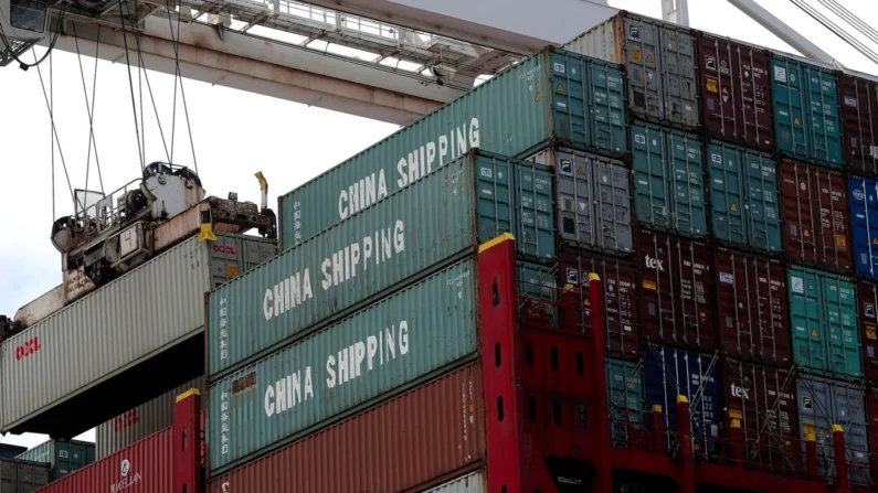 Um contêiner de transporte é descarregado do navio de contêineres CSCL East China Sea, com sede em Hong Kong, no Porto de Oakland, em Oakland, Califórnia, em 20 de junho de 2018. (Justin Sullivan/Getty Images)
