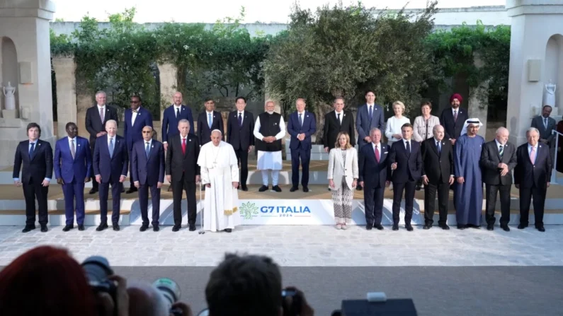 O Papa Francisco posa com os chefes de Estado e de delegação dos países do G7, Charles Michel, presidente do Conselho Europeu, e Ursula von der Leyen, presidente da Comissão Europeia, para uma foto de família no segundo dia da 50ª cúpula do G7 em Borgo Egnazia, em Fasano, Itália, em 14 de junho de 2024. (Christopher Furlong/Getty Images)
