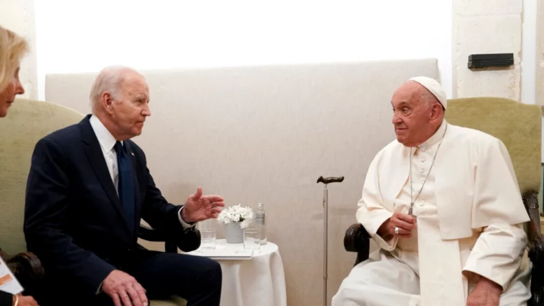 O presidente dos EUA, Joe Biden, encontra-se com o Papa Francisco no segundo dia da cúpula do G7 no resort Borgo Egnazia, em Savelletri, Puglia, Itália, em 14 de junho de 2024. (Kevin Lamarque/Pool/AFP via Getty Images)
