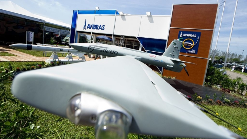 O drone de vigilância aérea brasileiro Falcão, da AVIBRAS, é exibido na feira LAAD Defence & Security 2011, no RioCentro Expocenter, em 12 de abril de 2011, no Rio de Janeiro, Brasil (ANTONIO SCORZA/AFP via Getty Images)