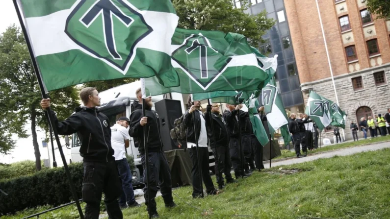 Apoiadores do Movimento de Resistência Nórdica neonazista seguram bandeiras durante uma manifestação na praça Kungsholmstorg em Estocolmo, Suécia, em 25 de agosto de 2018. (Fredrik Persson/Agência de Notícias TT/AFP via Getty Images)
