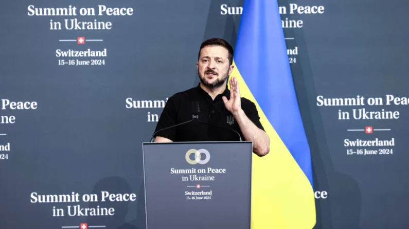 O presidente da Ucrânia, Volodymyr Zelenskyy, fala durante a conferência de imprensa de encerramento da Cúpula sobre a Paz na Ucrânia em Lucerna, Suíça, em 16 de junho de 2024. (Sedat Suna/Getty Images)
