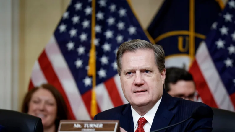 O presidente Michael Turner (R-OH) fala em uma audiência com o Comitê de Inteligência da Câmara (Select) no Cannon Office Building em Washington, em 12 de março de 2024. (Anna Moneymaker/Getty Images)
