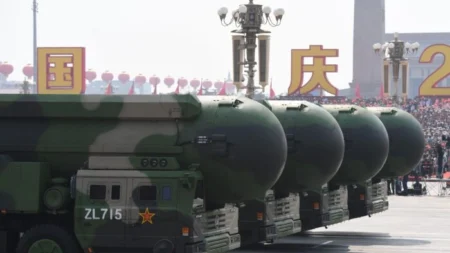 China expande arsenal nuclear “mais rápido do que qualquer outro país”