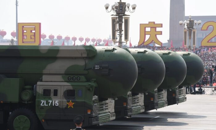 Os mísseis balísticos intercontinentais com capacidade nuclear DF-41 da China são vistos durante um desfile militar na Praça da Paz Celestial, em Pequim, em 1º de outubro de 2019. (Greg Baker/AFP via Getty Images)
