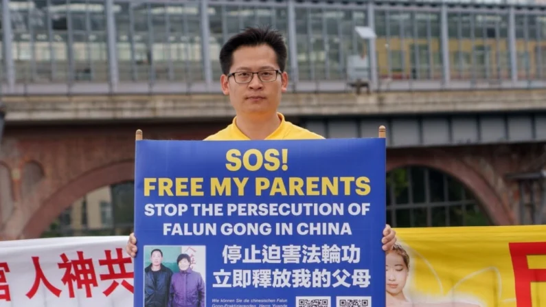 Ding Lebin pede atenção global para seus pais, que estavam sob ameaça de prisão por persistirem em sua fé no Falun Gong, durante um comício em 1º de agosto de 2023. (The Epoch Times) 