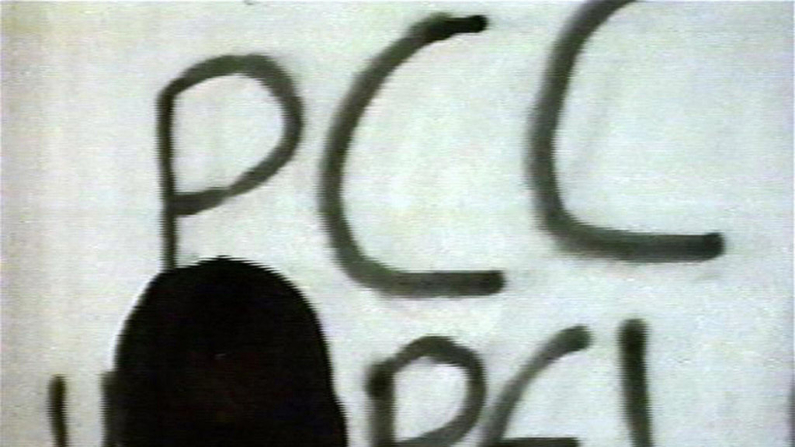 Esta imagem de TV faz parte do vídeo exibido pela Rede Globo de Televisão como imposição para libertar o repórter de TV brasileiro Guilherme Portanova, em São Paulo, Brasil (Foto: -/AFP via Getty Images)