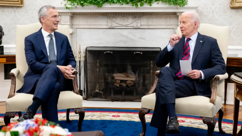 O presidente Joe Biden e o secretário-geral da OTAN, Jens Stoltenberg, reúnem-se no Salão Oval da Casa Branca em 17 de junho de 2024. (Saul Loeb/AFP via Getty Images)
