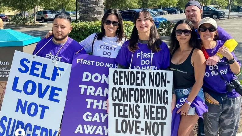 Manifestantes que se opõem aos procedimentos médicos transgêneros para jovens se reuniram na convenção da Academia Americana de Pediatria em Anaheim, Califórnia, em 7 de outubro de 2022. (Cortesia de TreVoices.Org/Scott Newgent)