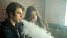 Jovens que fumam vapes fizeram mudanças arriscadas nos cigarros eletrônicos
