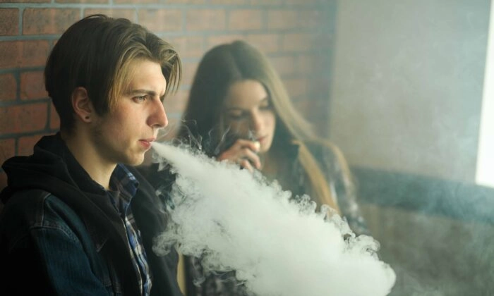 Jovens fumando (Aleksandr Yu/Shutterstock)
