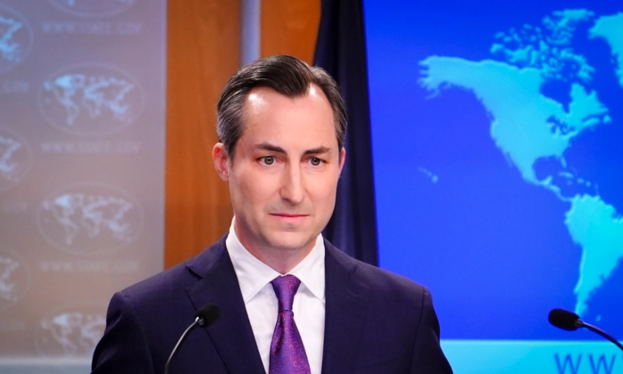 O porta-voz do Departamento de Estado, Matthew Miller, durante uma coletiva de imprensa no Departamento de Estado em Washington, em 24 de julho de 2023. (Madalina Vasiliu/The Epoch Times)