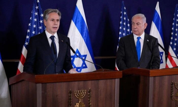 O primeiro-ministro israelense, Benjamin Netanyahu (R), observa enquanto o secretário de Estado dos EUA, Antony Blinken, dá declarações à mídia dentro do Kirya, que abriga o Ministério da Defesa de Israel, após sua reunião em Tel Aviv em 12 de outubro de 2023. (Jacquelyn Martin/ Piscina/AFP via Getty Images)
