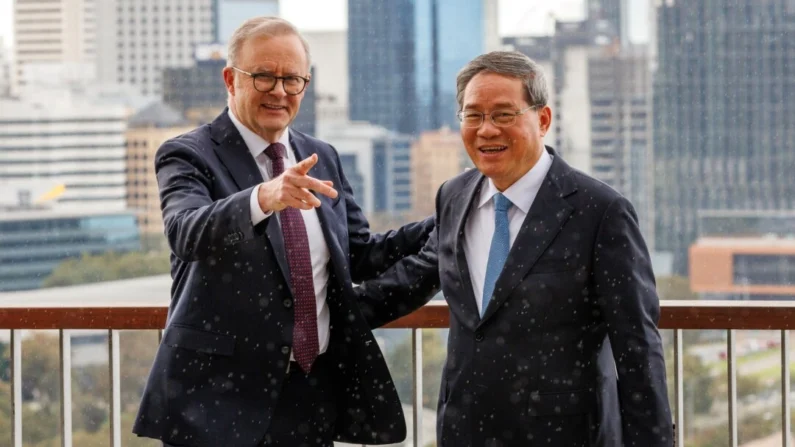 O primeiro-ministro australiano Anthony Albanese (esq.) e o primeiro-ministro do PCCh Li Qiang saem após sua visita ao mirante Kaarta Gar-up no Kings Park em Perth, Austrália, em 18 de junho de 2024. (Richard Wainwright/Pool/AFP via Getty Images)