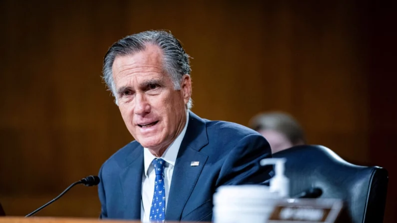 O senador Mitt Romney (R-Utah) fala durante uma audiência em Washington em 26 de abril de 2022. (Al Drago-Pool/Getty Images)
