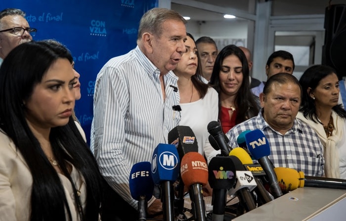 O candidato Edmundo Gonzales, com a líder María Corina Machado, fala durante uma coletiva de imprensa na segunda-feira em Caracas (Venezuela) (EFE/Miguel Gutierrez)