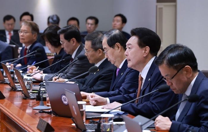 O presidente sul-coreano Yoon Suk-yeol (2-dir.) durante uma reunião de gabinete no escritório presidencial em Seul, Coreia do Sul, em 18 de junho de 2024 (EFE/EPA/YONHAP SOUTH KOREA OUTSIDE)