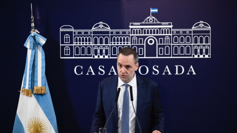 O porta-voz da presidência da Argentina, Manuel Adorni, dá uma coletiva de imprensa no palácio presidencial Casa Rosada, em Buenos Aires, em 11 de dezembro de 2023 (Foto: LUIS ROBAYO/AFP via Getty Images)