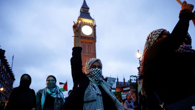  Apoiadores pró-palestinos entoam slogans enquanto marcham em frente à Elizabeth Tower, comumente conhecida pelo nome do sino do relógio "Big Ben", no Palácio de Westminster, sede das Casas do Parlamento, no centro de Londres, em 28 de maio de 2024. (Foto de BENJAMIN CREMEL/AFP via Getty Images)