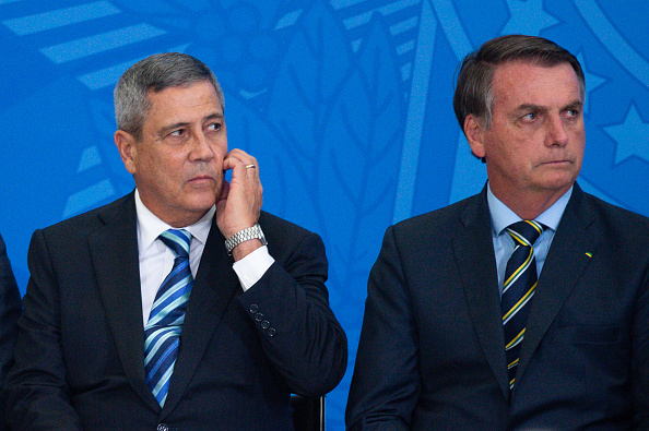 O Presidente do Brasil Jair Bolsonaro ao lado do Ministro da Casa Civil, General Walter Souza Braga Netto, em 18 de fevereiro de 2020 em Brasília. (Foto de Andressa Anholete/Getty Images)