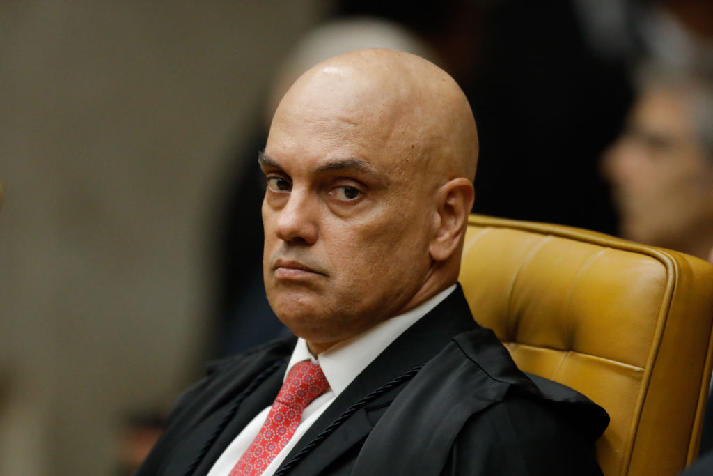 Moraes aplica ao X multa diária de R$ 5 milhões por driblar bloqueio no Brasil