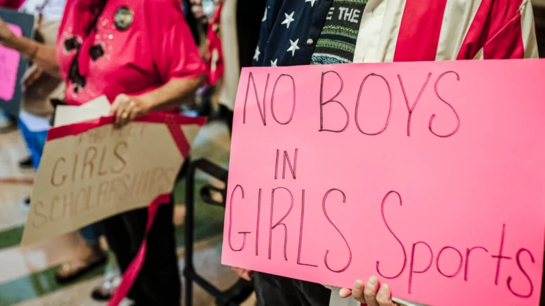 Manifestantes que apoiam a ginástica e os esportes exclusivamente femininos nas escolas se reúnem no Capitólio do Estado do Texas, em Austin, em 20 de setembro de 2021. (Tamir Kalifa/Getty Images)
