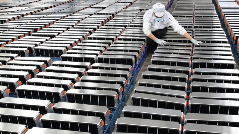Trabalhador de uma fábrica de baterias de lítio para carros elétricos e outros usos, em Nanjing, na província de Jiangsu, leste da China, em 12 de março de 2021. (STR/AFP via Getty Images)
