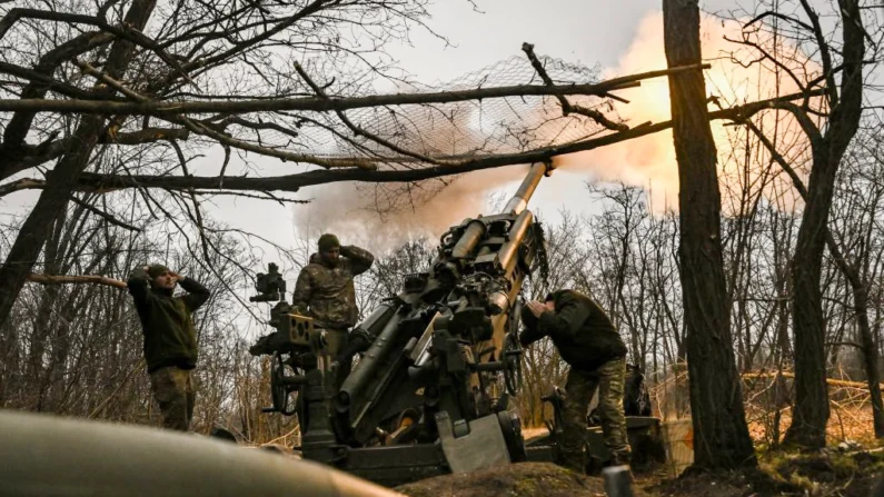 Soldados ucranianos disparam um obuseiro M777 contra posições russas perto de Bakhmut, no leste da Ucrânia, em 17 de março de 2023. (Aris Messinis/AFP via Getty Images)
