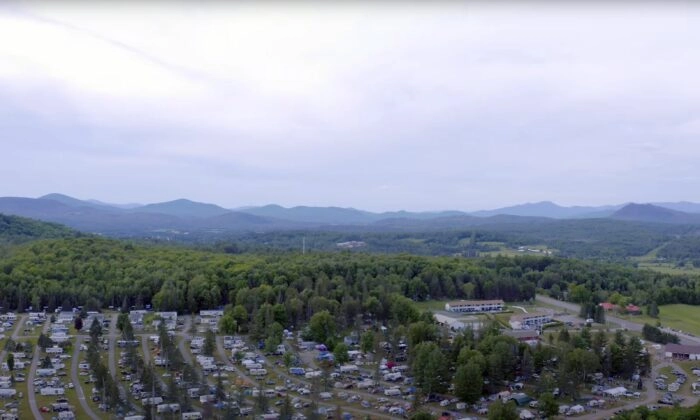 O acampamento do PorcFest em New Hampshire em 20 de julho de 2021. (Free the People/YouTube/Screenshot)
