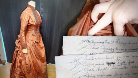 Mulher compra vestido vintage e encontra nota codificada do século 19 escondida em seu interior 