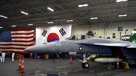 Porta-aviões de propulsão nuclear dos EUA chega à Coreia do Sul para manobras
