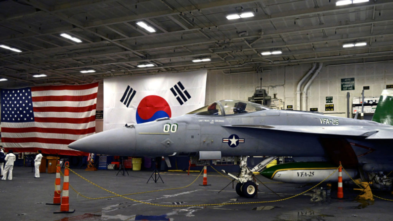 Um caça F-18 no hangar do USS Theodore Roosevelt (CVN 71), um porta-aviões com propulsão nuclear, ancorado na Base Naval de Busan, em Busan, em 22 de junho de 2024 (Foto de SONG KYUNG-SEOK/POOL/AFP via Getty Images)