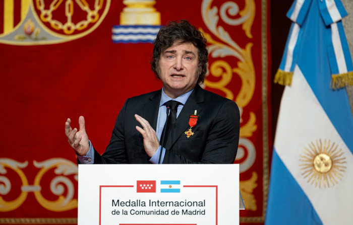 O presidente da Argentina, Javier Milei, fala após receber a Medalha Internacional da Comunidade de Madri (EFE/ Daniel González)