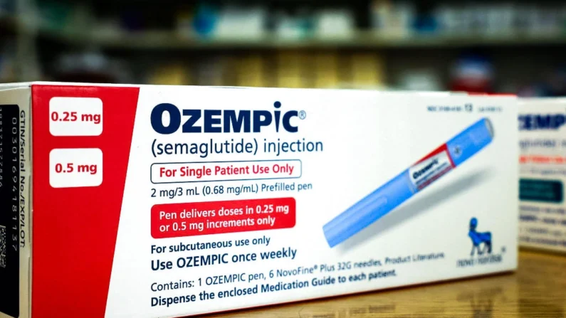 Caixas do medicamento para diabetes Ozempic repousam no balcão de uma farmácia em Los Angeles, Califórnia, em 17 de abril de 2023. (Mario Tama/Getty Images)
