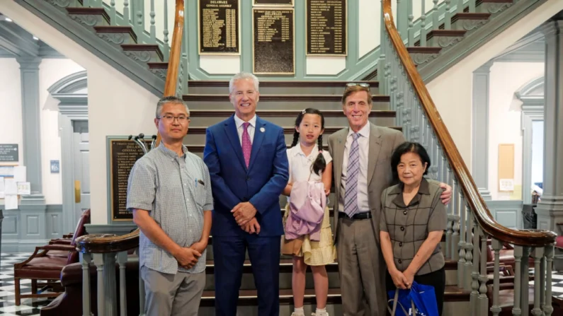 Os representantes da Câmara de Delaware, Michael Romane (R2) e Lyndon Yearick (L2), posam para uma foto com praticantes do Falun Gong em 20 de junho de 2024. (Andrew Li/The Epoch Times)
