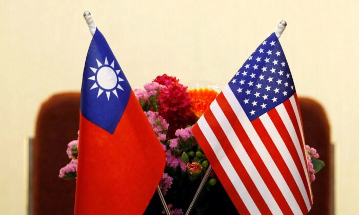 Bandeiras de Taiwan e dos Estados Unidos são colocadas para uma reunião em Taipei, Taiwan, em 27 de março de 2018. (Tyrone Siu/Reuters)