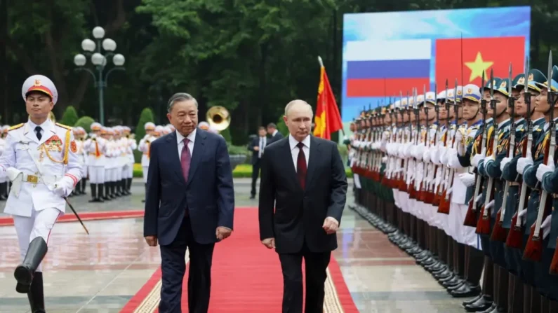 O presidente da Rússia, Vladimir Putin, participa de uma cerimônia de boas-vindas organizada pelo presidente do Vietnã, To Lam, no Palácio Presidencial em Hanói, Vietnã, em 20 de junho de 2024. (Sputnik/Gavriil Grigorov/Pool via REUTERS)