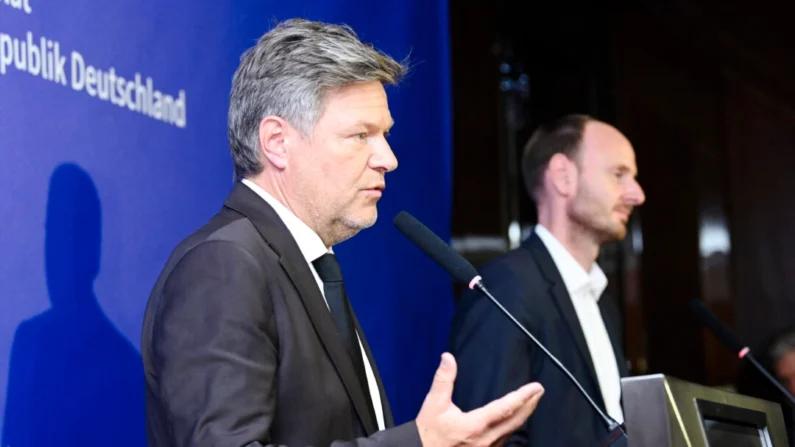 O ministro da Economia da Alemanha, Robert Habeck (L), fala em uma coletiva de imprensa em Xangai em 22 de junho de 2024. (STR/AFP via Getty Images)

