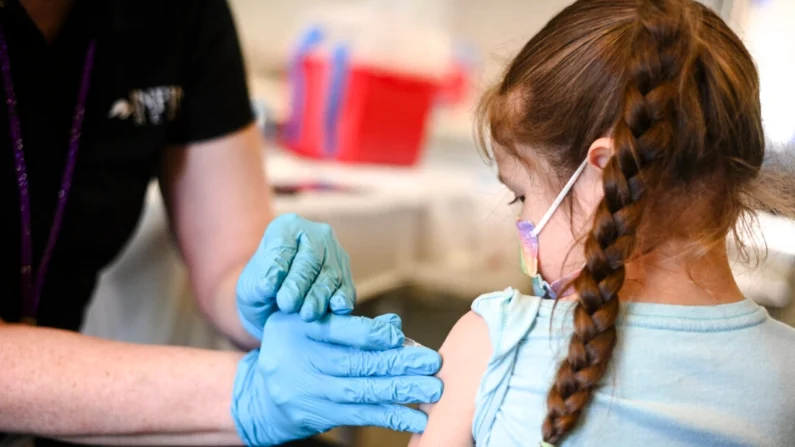 Uma enfermeira administra uma dose pediátrica da vacina COVID-19 a uma menina em Los Angeles em 19 de janeiro de 2022 (ROBYN BECK/AFP via Getty Images)