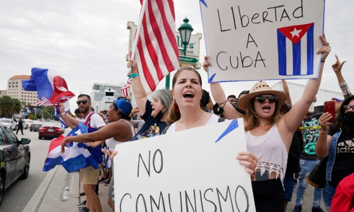 Exilados cubanos se reúnem no bairro de Little Havana, em Miami, em apoio aos manifestantes em Cuba, em 12 de julho de 2021 (AP Photo/Marta Lavandier)