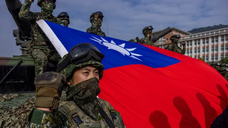 As forças armadas de Taiwan realizam exercícios de rotina em uma base militar em Kaohsiung, Taiwan, em 11 de janeiro de 2023. (Annabelle Chih/Getty Images)