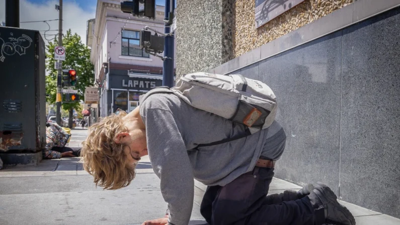 Uma pessoa sob a influência de drogas no distrito de Tenderloin, em São Francisco, Califórnia, em 16 de maio de 2024. (John Fredricks/The Epoch Times)