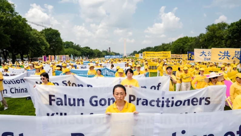 Praticantes do Falun Gong pedem o fim da perseguição ao grupo espiritual na China, durante um evento que marca os 24 anos do início da perseguição, no Capitólio, em 20 de julho de 2023. (Samira Bouaou/Epoch Times)
