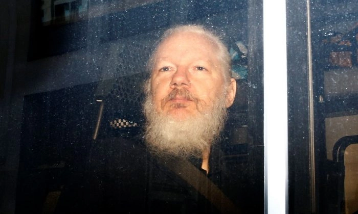 O fundador do WikiLeaks, Julian Assange, em uma van da polícia, após ser preso pela polícia britânica, em Londres, em 11 de abril de 2019 (Henry Nicholls/Reuters)
