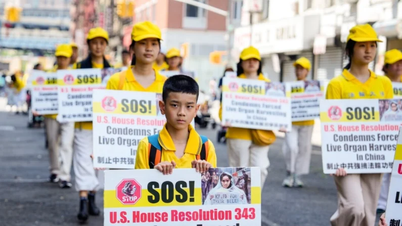 Praticantes do Falun Gong participam de um desfile para celebrar o Dia Mundial do Falun Dafa e pedem o fim da perseguição na China, na cidade de Nova York, em 10 de maio de 2024. (Samira Bouaou/The Epoch Times)